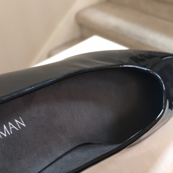 Stuart Weitzman round-toe pump, 2 3/4" covered heel. 9M Dust Bag-no box - Picture 12 of 14